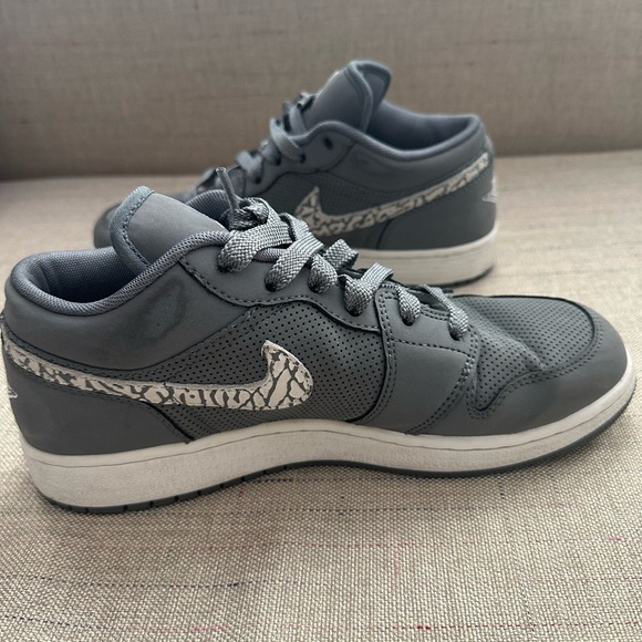 Gray Nike Sneakers with Patterned Swoosh size 7 - Picture 6 of 10